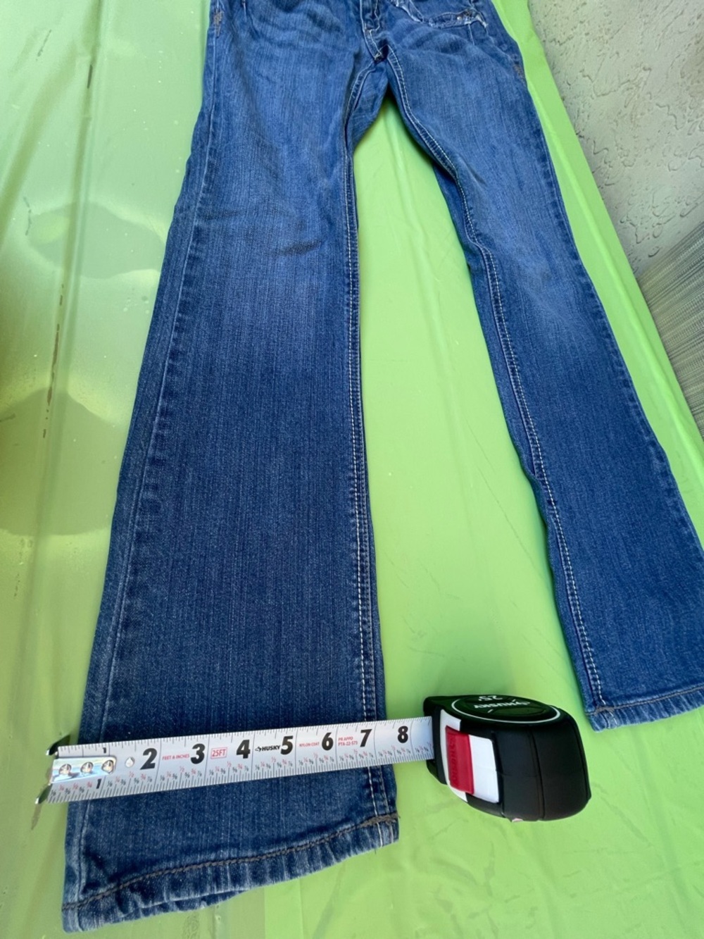 LOW RISE BOOT LEG JOLT JEANS WITH EMBROILED FLAP POCKETS LIGHT SIZE 1 JUNIORS - Picture 12 of 15